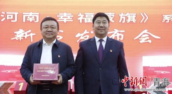 ͼΪ·¢²¼»áÏÖ³¡ÔùËÍϵÁдÔÊé¡£ºÓÄÏÏØÎ¯Ðû´«²¿¹©Í¼ ͼΪ·¢²¼»áÏÖ³¡ÔùËÍϵÁдÔÊé¡£ºÓÄÏÏØÎ¯Ðû´«²¿¹©Í¼