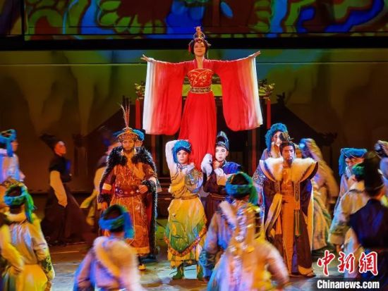 ͼΪ������ʢ�䡷�ݳ��ֳ����������� ��