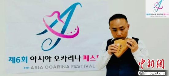 图为刘潇在线演奏。 茫崖市委宣传部 供图 图为刘潇在线演奏。 茫崖市委宣传部 供图