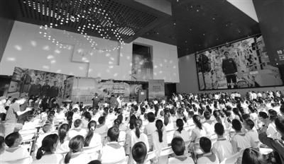 图为神舟十二号飞船乘组航天员祝贺基地成立。本报记者 周维海摄 图为神舟十二号飞船乘组航天员祝贺基地成立。本报记者 周维海摄