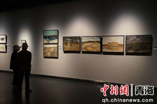 ͼΪÊÜÖÚÕýÔÚÐÀÉÍ»æ»×÷Æ·¡£ºú¹óÁúÉã ͼΪÊÜÖÚÕýÔÚÐÀÉÍ»æ»×÷Æ·¡£ºú¹óÁúÉã