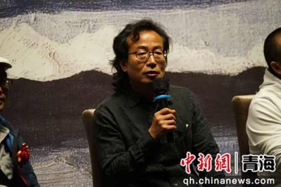 ͼΪÍò½ÌÎÔÚѧÊõÌÖÂÛÖз¢ÑÔ¡£ºú¹óÁúÉã ͼΪÍò½ÌÎÔÚѧÊõÌÖÂÛÖз¢ÑÔ¡£ºú¹óÁúÉã