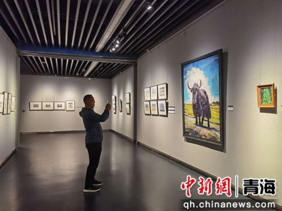 ͼΪÊÜÖÚÕýÔÚÅÄÉãÒ»»æ»×÷Æ·¡£ºú¹óÁúÉã ͼΪÊÜÖÚÕýÔÚÅÄÉãÒ»»æ»×÷Æ·¡£ºú¹óÁúÉã