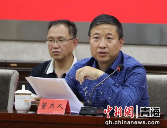 图为省文联党组书记、主席董杰人讲话。东治摄 图为省文联党组书记、主席董杰人讲话。东治摄