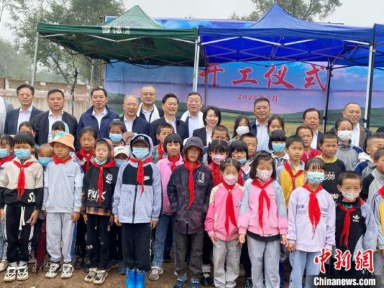 ͼΪÎýÉ½Çø½ÌÓýר¼ÒºÍÇຣ»¯Â¡Ñ§ÉúºÏÓ°¡£(×ÊÁÏͼ) ÀîÓñ·å ¹©Í¼ ͼΪÎýÉ½Çø½ÌÓýר¼ÒºÍÇຣ»¯Â¡Ñ§ÉúºÏÓ°¡£(×ÊÁÏͼ) ÀîÓñ·å ¹©Í¼