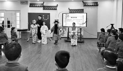 ���人������Сѧ�����ϣ���ʦΪѧ�����⾩���������������� ��ƽ����/����ͼƬ