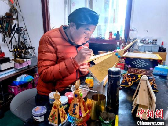 图为吉合太认真做民族工艺品。 李隽 摄 图为吉合太认真做民族工艺品。 李隽 摄