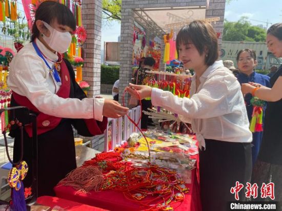 ͼΪÊÐÃñÕýÔڲιÛÇຣ·ÇÒÅÕ¹ÀÀ¡£¡¡Àî½Äþ Éã ͼΪÊÐÃñÕýÔڲιÛÇຣ·ÇÒÅÕ¹ÀÀ¡£¡¡Àî½Äþ Éã