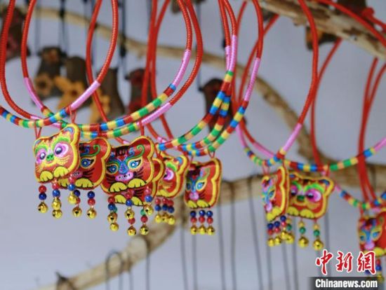 图为水井巷文化民俗年货市集上售卖的手工艺品。 马铭言 摄 图为水井巷文化民俗年货市集上售卖的手工艺品。 马铭言 摄