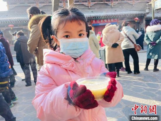 ͼΪÓοͶË×ÅÒ»ÍëÀ°°ËÖà¡£¡¡ÍõÁÕÄÈ Éã ͼΪÓοͶË×ÅÒ»ÍëÀ°°ËÖà¡£¡¡ÍõÁÕÄÈ Éã