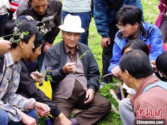 ͼΪÇຣʡ¡°¹úÒ½´óʦ¡±ÄáÂ꣨ÖУ©Ö¸µ¼²ØÒ½Ò©Êµ¼ù¡££¨×ÊÁÏͼ£©¡¡Çຣʡ²ØÒ½Ôº ¹©Í¼ ͼΪÇຣʡ¡°¹úÒ½´óʦ¡±ÄáÂ꣨ÖУ©Ö¸µ¼²ØÒ½Ò©Êµ¼ù¡££¨×ÊÁÏͼ£©¡¡Çຣʡ²ØÒ½Ôº ¹©Í¼