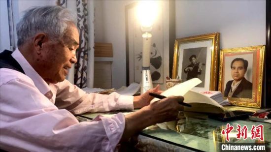 图为石永仍然笔耕不辍。 陈奇峰 摄 图为石永仍然笔耕不辍。 陈奇峰 摄