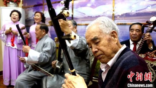 图为石永和伙伴们演唱地方曲艺。 陈奇峰 摄 图为石永和伙伴们演唱地方曲艺。 陈奇峰 摄