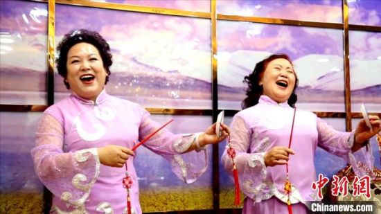 图为青海地方曲艺以“月儿”伴奏。 陈奇峰 摄 图为青海地方曲艺以“月儿”伴奏。 陈奇峰 摄