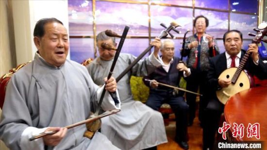 图为石永(左三)和伙伴们演唱地方曲艺。 陈奇峰 摄 图为石永(左三)和伙伴们演唱地方曲艺。 陈奇峰 摄