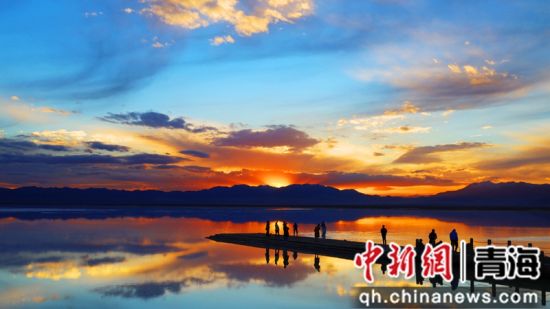 ͼΪ²è¿¨ÑκþÍíϼ¡£ÍõÉúÈÙ Éã ͼΪ²è¿¨ÑκþÍíϼ¡£ÍõÉúÈÙ Éã