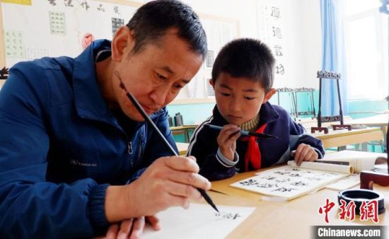 ͼΪ�ຣʡ��Դ�������������Сѧ���깬ѧ������ʦָ����дë���֡�(����ͼ) ���� ��