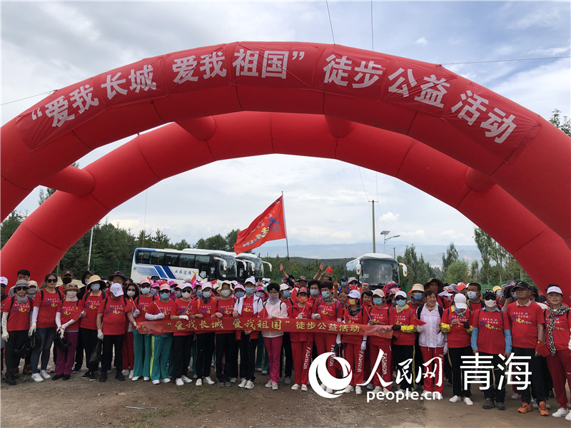 徒步爱好者们蓄势待发。人民网 刘沛然摄