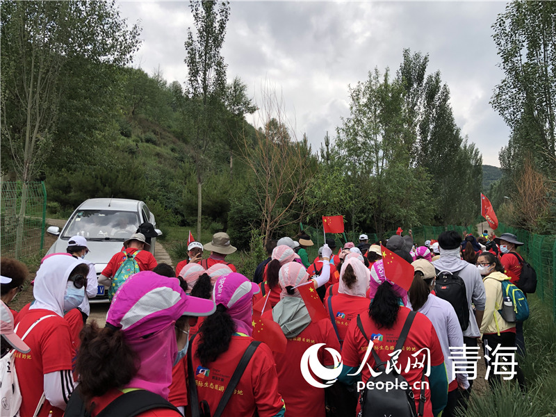 徒步爱好者们正在行进。人民网 刘沛然摄