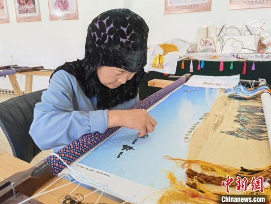 图为绣娘正在进行刺绣。 祁增蓓 摄 图为绣娘正在进行刺绣。 祁增蓓 摄