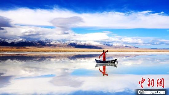 图为游客在茶卡盐湖景区留影。(资料图) 王生荣 摄 图为游客在茶卡盐湖景区留影。(资料图) 王生荣 摄