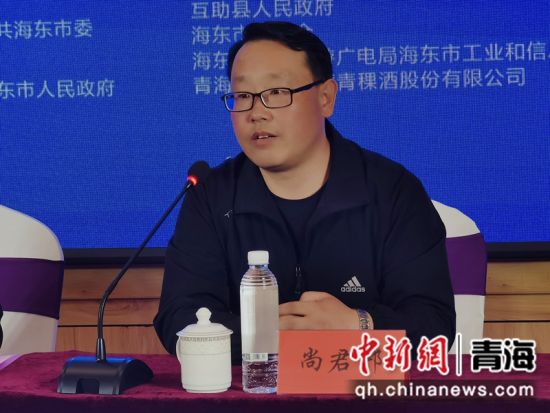 图为互助县委宣传部副部长尚君邦介绍文化节筹备细节和节庆亮点。 祁增蓓摄 图为互助县委宣传部副部长尚君邦介绍文化节筹备细节和节庆亮点。 祁增蓓摄