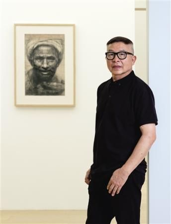 罗中立在展览现场。新京报记者 郭延冰 摄 罗中立在展览现场。新京报记者 郭延冰 摄