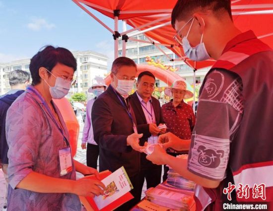 图为嘉宾参观青海省第二十二届健康教育万里行活动现场。 张添福 摄 图为嘉宾参观青海省第二十二届健康教育万里行活动现场。 张添福 摄