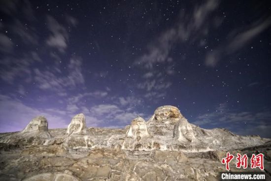图为茶卡盐湖盐雕。 王俊峰 摄 图为茶卡盐湖盐雕。 王俊峰 摄