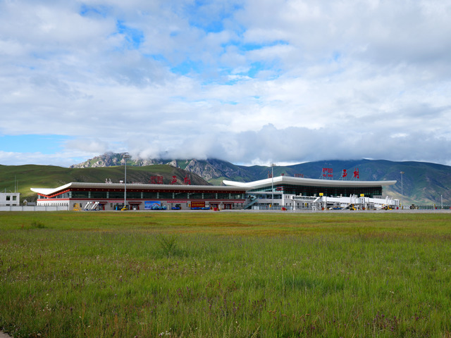 玉树机场新建航站楼(右)。吴博婷摄