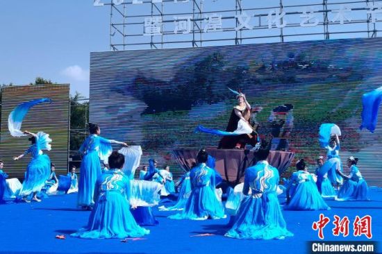 图为开幕式文艺演出现场。 李隽 摄 图为开幕式文艺演出现场。 李隽 摄