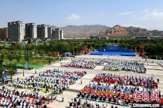 图为2022青海丝路花儿艺术节暨河湟文化艺术节开幕。 李隽 摄 图为2022青海丝路花儿艺术节暨河湟文化艺术节开幕。 李隽 摄