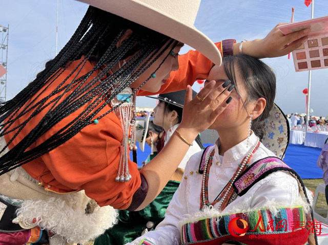 准备演出的演员。人民网 实习生楼佳慧摄