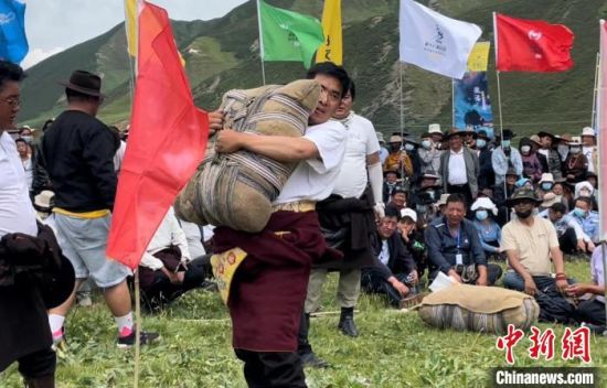 图为民族传统体育举沙袋比赛。 桑筱鹏 摄 图为民族传统体育举沙袋比赛。 桑筱鹏 摄