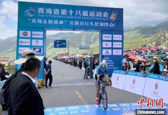 图为自行车比赛现场。 桑筱鹏 摄 图为自行车比赛现场。 桑筱鹏 摄