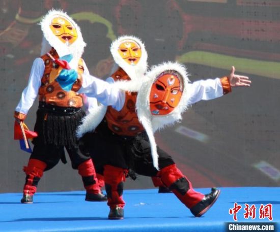 图为藏戏表演。 桑筱鹏 摄 图为藏戏表演。 桑筱鹏 摄