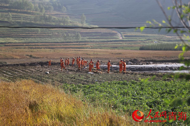 消防救援人员在沙岱河附近排查。人民网 甘海琼摄