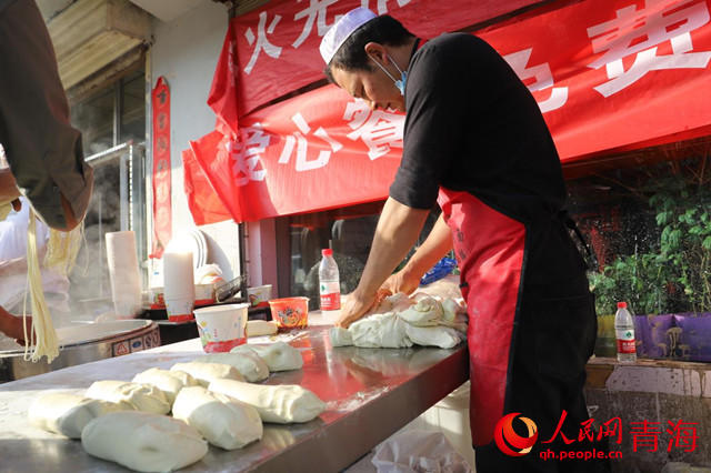 爱心拉面人为工作人员、受灾群众免费提供餐食。人民网 甘海琼摄