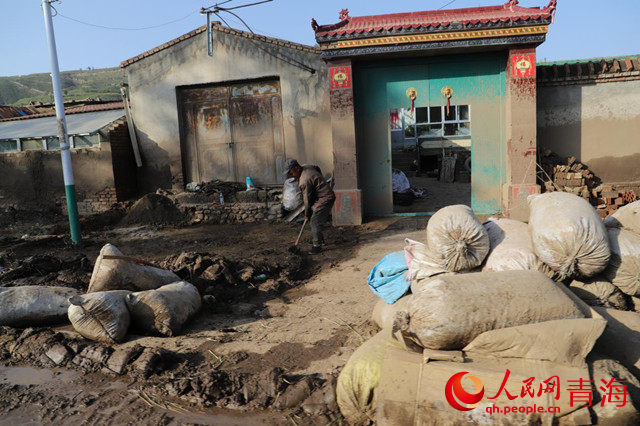 村民正在清淤。人民网 甘海琼摄