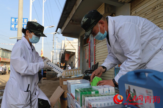 免费送医送药。人民网 甘海琼摄