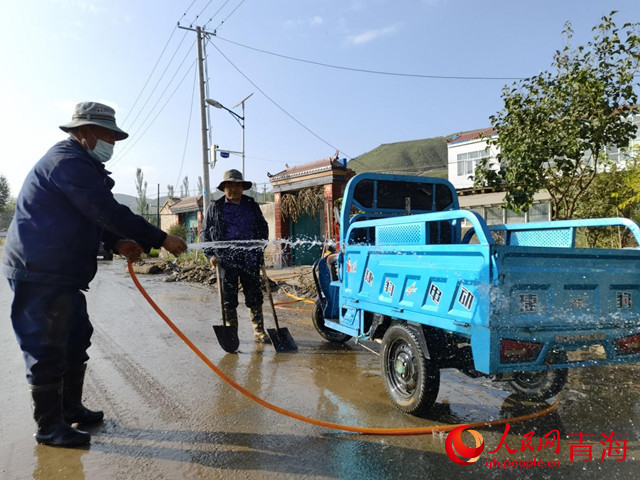 村民清淤、清洗。人民网 甘海琼摄