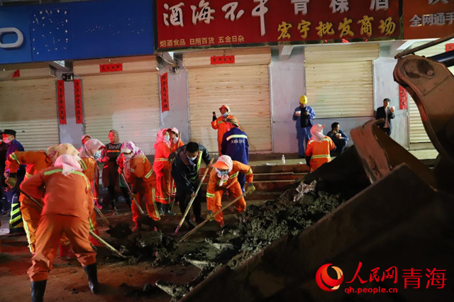 环卫部门开展清淤工作。人民网 甘海琼摄