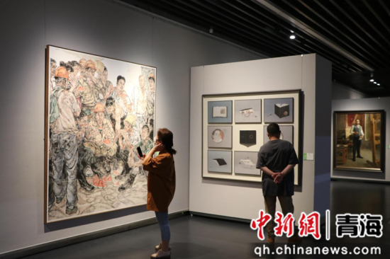 ͼΪ¹ÛÖÚ¹Û¿´Õ¹ÀÀ¡£ÇຣʡÎÄÁª¹©Í¼ ͼΪ¹ÛÖÚ¹Û¿´Õ¹ÀÀ¡£ÇຣʡÎÄÁª¹©Í¼