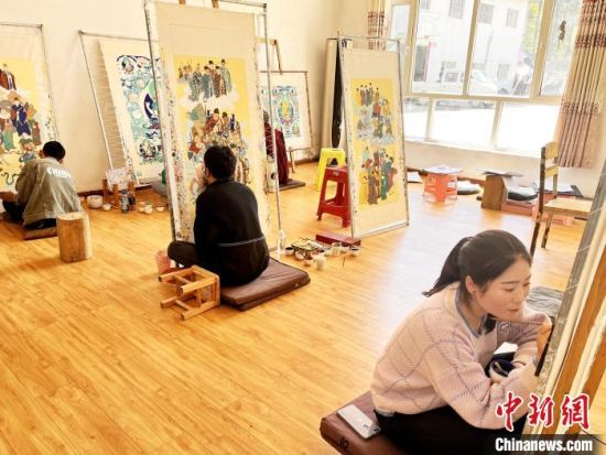 ͼΪ������ѧͽ��ϰ�滭�ƿ����������� ��ͼ