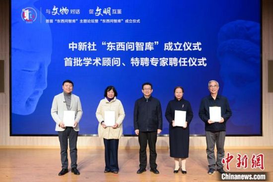 10��28�գ������硰�������ǿ⡱�ڱ������������գ�������Χ�ơ�������Ի�������������������ٰ��׽조�������ǿ⡱��̳�ߡ��������ǿ⡱������ʽ����������ѧ�����ʺ���Ƹר�Ұ䷢Ƹ�顣ͼΪ����ͳս����������־ֳ�������(��)Ϊ�����硰�������ǿ⡱����ѧ�����ʰ䷢Ƹ�顣 ��������� ����� ��