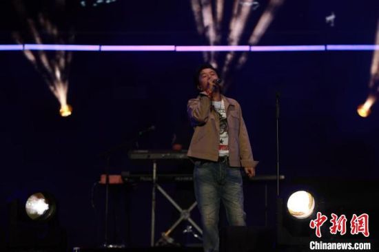 图为郑钧压轴出场。薛蒂 摄 图为郑钧压轴出场。薛蒂 摄