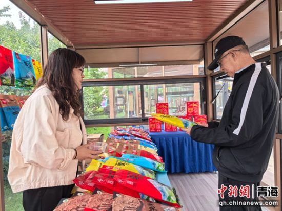 图为果洛州重点文旅企业推介农畜特产。 祁增蓓摄 图为果洛州重点文旅企业推介农畜特产。 祁增蓓摄