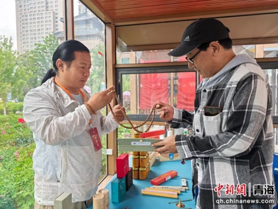 图为果洛州重点文旅企业推介工艺品。 祁增蓓摄 图为果洛州重点文旅企业推介工艺品。 祁增蓓摄