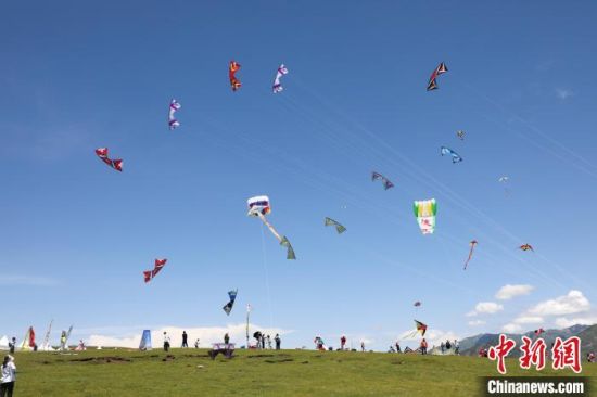 ͼΪѡÊÖÔÚäÒÔ´ÏØÈÕÔÂɽ¾°Çø·Å·É·çóÝ¡£¡¡¡¡ÂíÃúÑÔ Éã ͼΪѡÊÖÔÚäÒÔ´ÏØÈÕÔÂɽ¾°Çø·Å·É·çóÝ¡£¡¡¡¡ÂíÃúÑÔ Éã