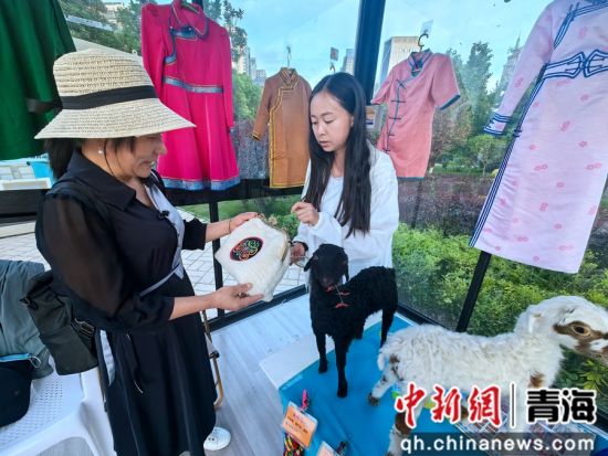 ͼΪ¹¤×÷ÈËԱΪÓοͽéÉÜÃñ×åÌØÉ«°ü°ü¡£ÀîöÁ Éã ͼΪ¹¤×÷ÈËԱΪÓοͽéÉÜÃñ×åÌØÉ«°ü°ü¡£ÀîöÁ Éã